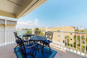 Top floor Condo with gorgeous Bay view Overlooking the Pool